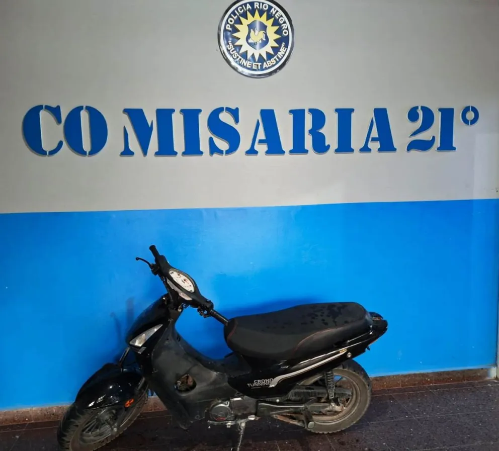 La moto en la que se trasladaba el joven quedó secuestrada. Foto: Policía de Río Negro