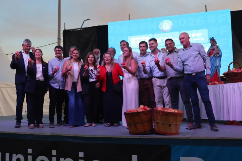La intendenta María Emilia Soria encabezó el acto de apertura de la Fiesta Nacional de la Manzana 2026, junto a autoridades y referentes del sector productivo. Foto: Tania Domenicucci-ANR
