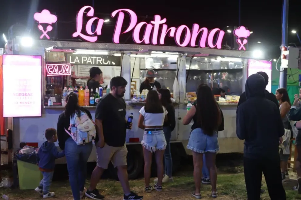 Comer dentro del predio de la Fiesta Nacional de la Manzana 2026 tiene este año una amplia variedad de opciones y precios. Foto: Tania Domenicucci-ANR
