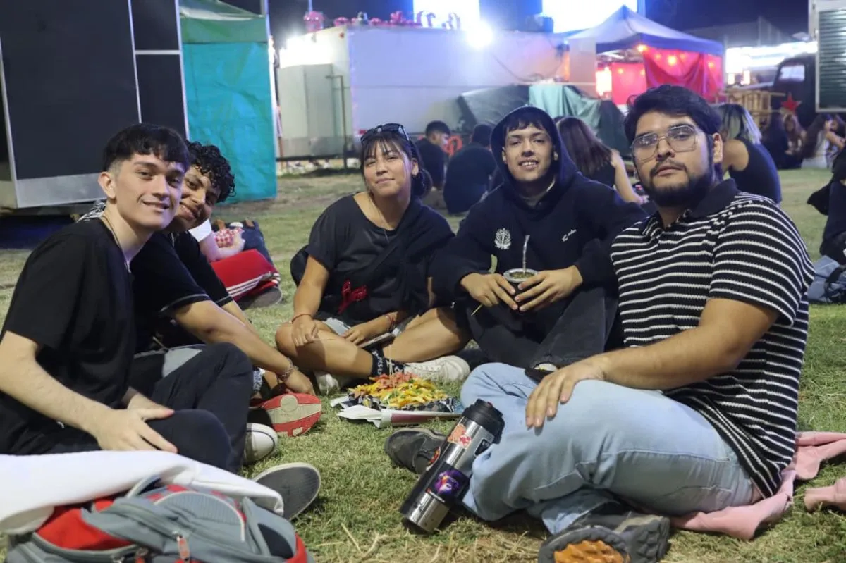 Miles de j&oacute;venes coparon el campo central durante el cierre del escenario mayor en la primera noche de la Fiesta de la Manzana 2026. Foto: Tania Domenicucci-ANR