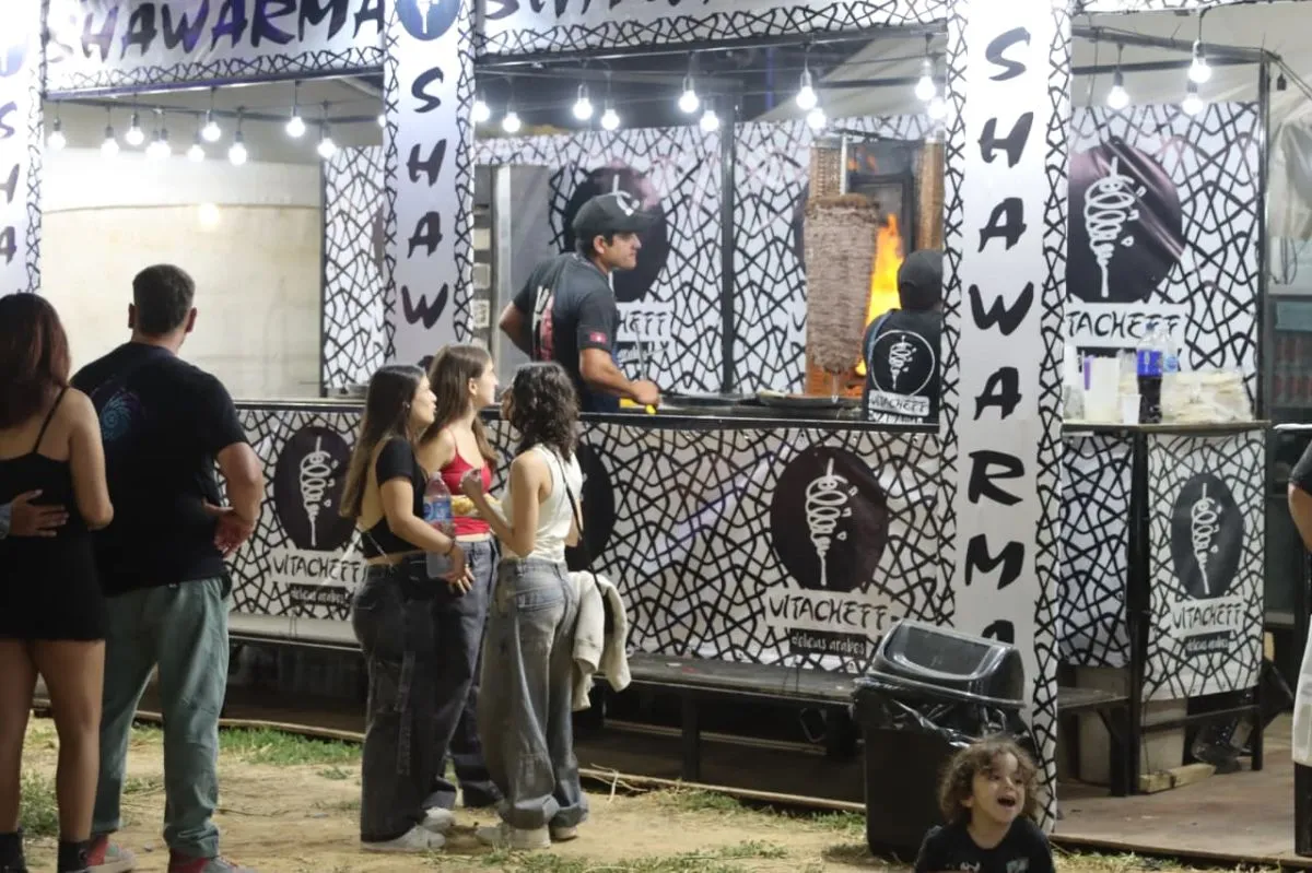 El patio gastron&oacute;mico fue uno de los sectores m&aacute;s concurridos de la noche, con propuestas para distintos gustos y bolsillos. Foto: Tania Domenicucci-ANR