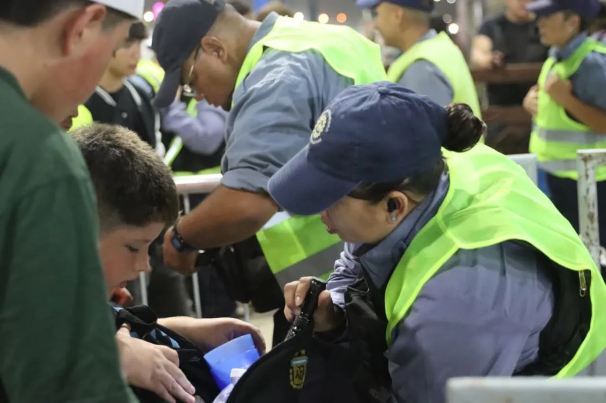 Los controles de acceso y el despliegue de seguridad marcaron el ingreso al predio durante la noche inaugural. Foto: Tania Domenicucci-ANR