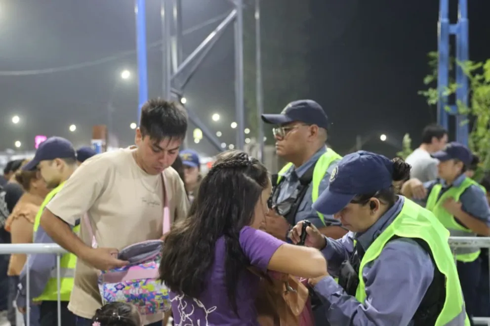 En los ingresos al predio, la policía controla mochilas, bolsos y carteras. Foto: Tania Domenicucci