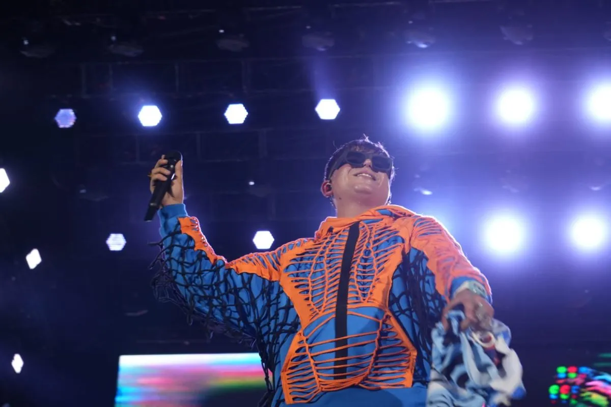 YSY - A sobre el escenario ante cientos de j&oacute;venes. Foto: Municipio de Roca