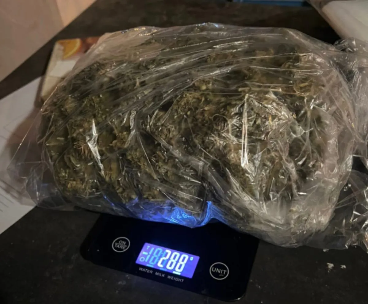 Parte de la sustancia incautada y los recipientes en los que se encontraba, durante el procedimiento realizado de madrugada en la zona norte de Roca. Foto: Polic&iacute;a de R&iacute;o Negro