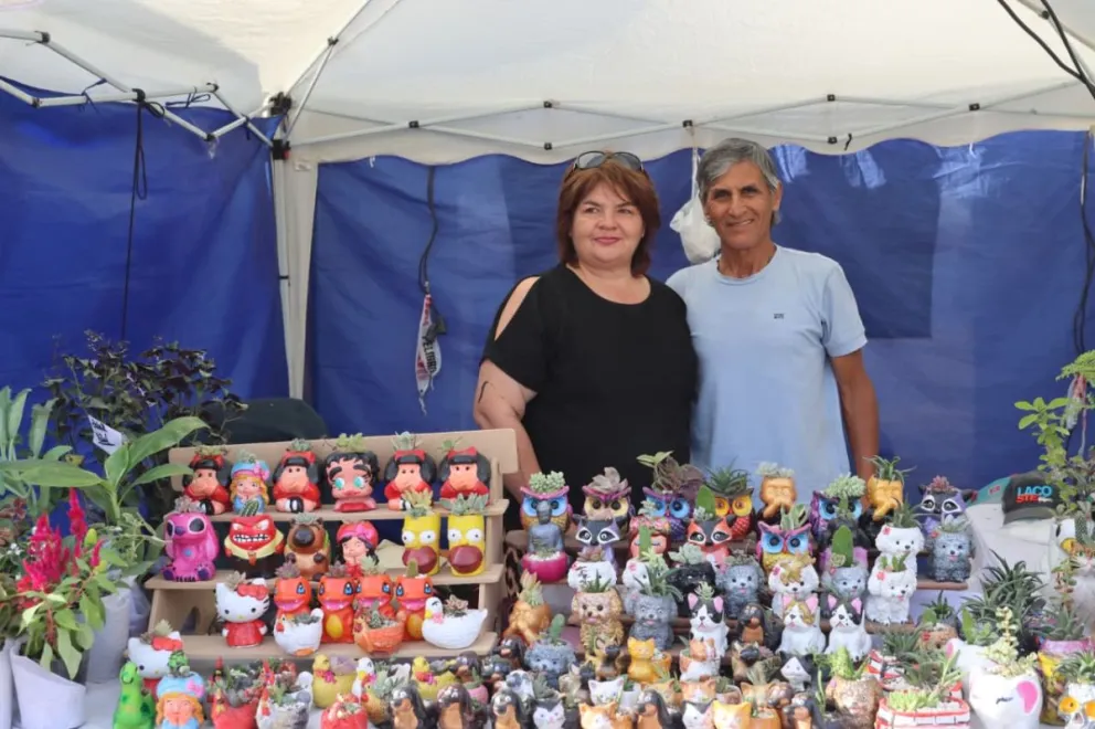 Artesanos y emprendedores de la región formaron parte del recorrido del público por los stands de la Fiesta Nacional de la Manzana, con propuestas para todas las edades. Foto: Tania Domenicucci-ANR