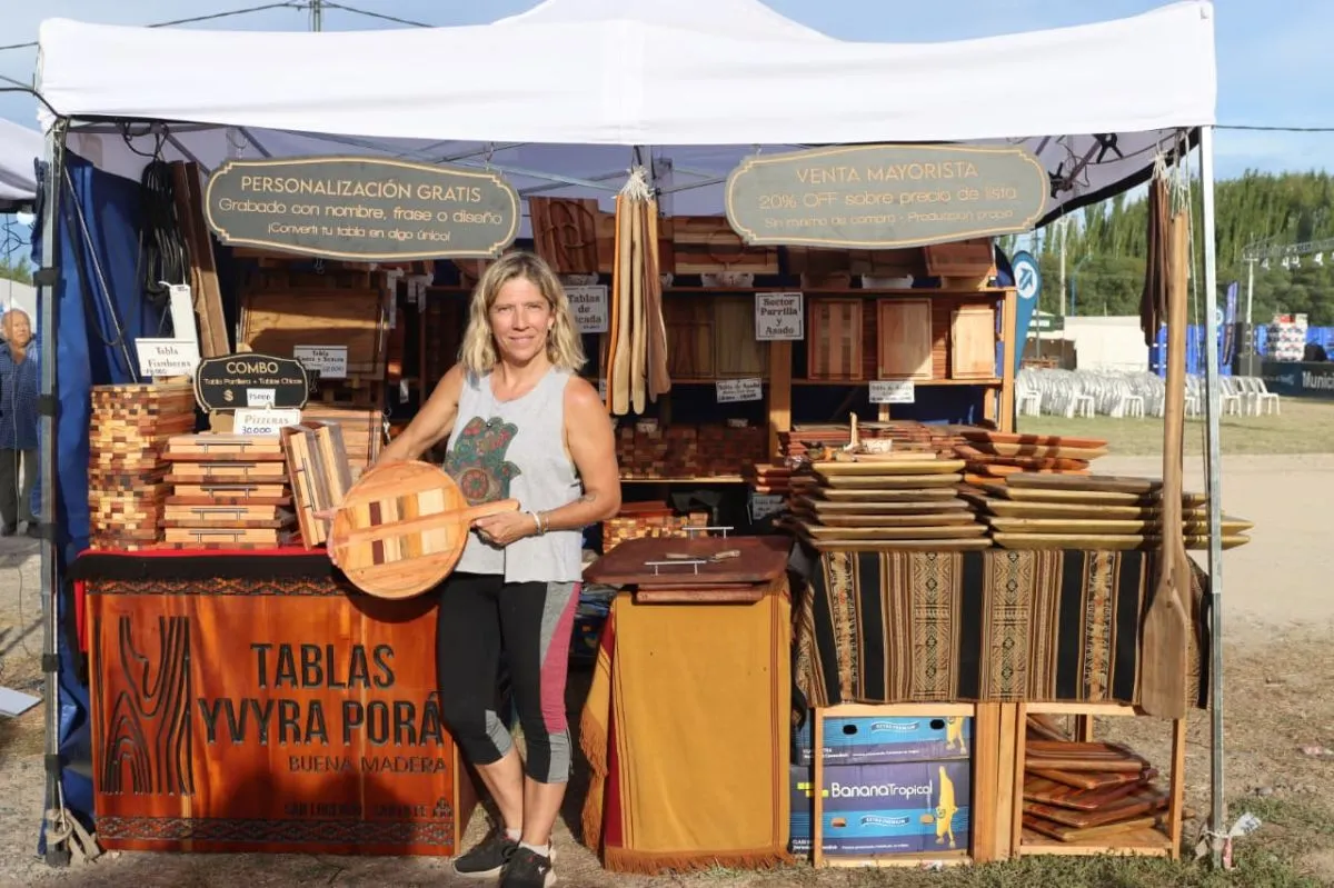Puestos de artesanos y productores regionales, con opciones para regalo y consumo, formaron parte del circuito m&aacute;s transitado del predio. Foto: Tania Domenicucci-ANR