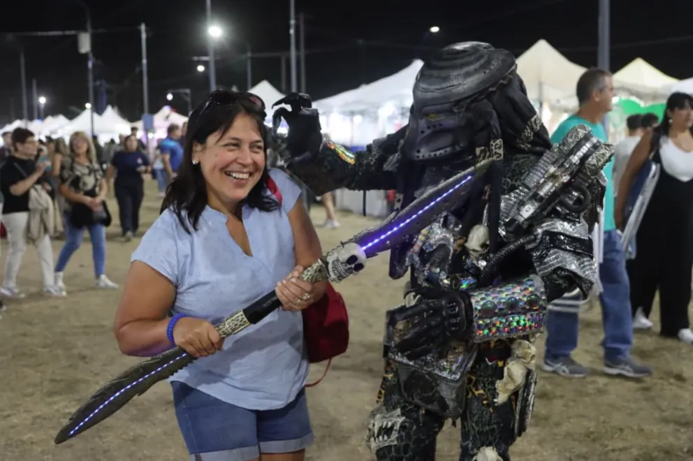 Familias recorrieron los stands de emprendedores locales, uno de los espacios que concentró mayor movimiento en el predio. Foto: Tania Domenicucci-ANR