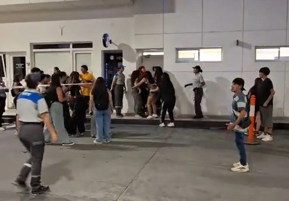 La agresión ocurrió fuera del local de la estación de servicio durante la madrugada del sábado. Foto: captura de pantalla.
