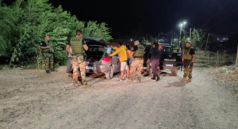 Efectivos de la Regional Segunda realizan patrullajes y controles preventivos en distintos sectores de la zona norte de General Roca, en el marco del refuerzo de seguridad dispuesto en la región. Foto cortesía Policía de Rio Negro