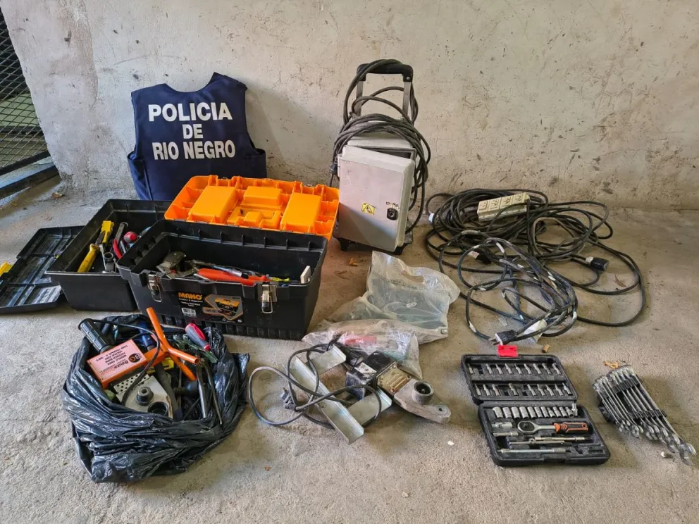 El allanamiento se realizó en una vivienda de Héroes de Malvinas al 2000, en el marco de una causa por robo. Foto: Policía de Río Negro