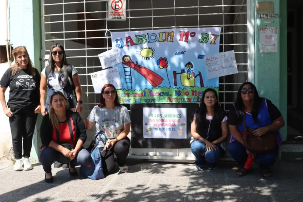 El equipo del jardín 97 se reunió hoy en las calles de la ciudad para evitar los posibles cierres de salitas de 3 años. Foto Tania Domenicucci-ANR