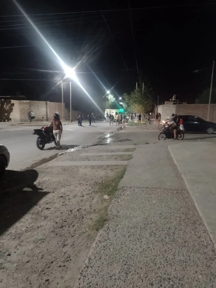 A pesar que la camioneta gris se dió a la fuga, muchos vecinos se acercaron a ayudar luego de escuchar el impacto. Foto cortesía 