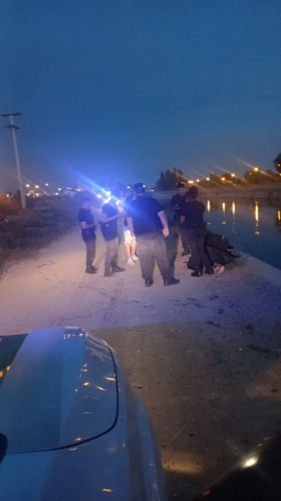 Policías de Roca lograron rescatarla a pocos metros de calle Trelew. Fue atendida en el lugar y decidieron no realizar ninguna denuncia. Foto cortesía 