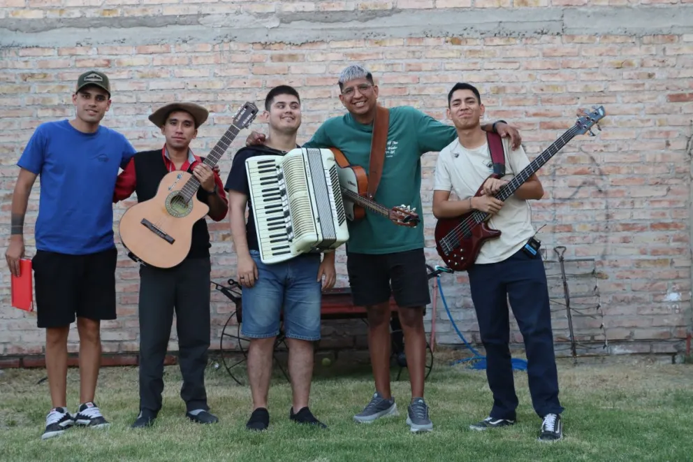 “Es un cable a tierra, una descarga, algo que nos apasiona”, coincidieron Los Miranditas Muchos crecieron en familias de músicos, entre guitarreadas y encuentros familiares. Foto Tania Domenicucci-ANR