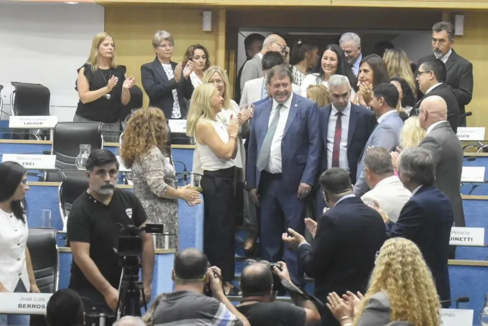 Weretilneck saludando al ingreso al recinto legislativo.