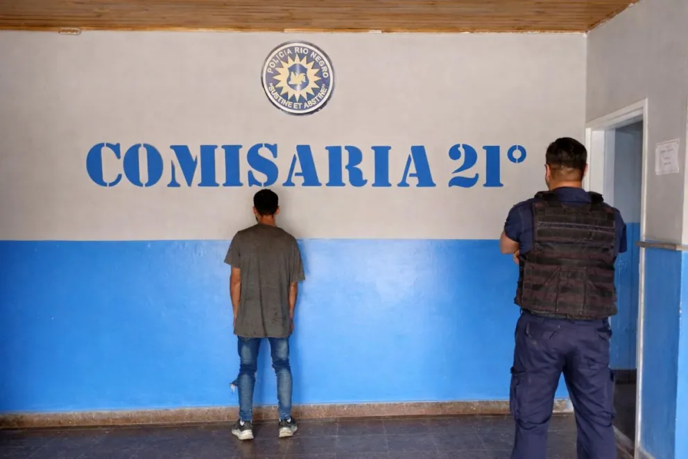 La detención se concretó luego de un intento de pago con una aplicación de billetera virtual falsa en un local de Roca. Foto: Policía Río Negro