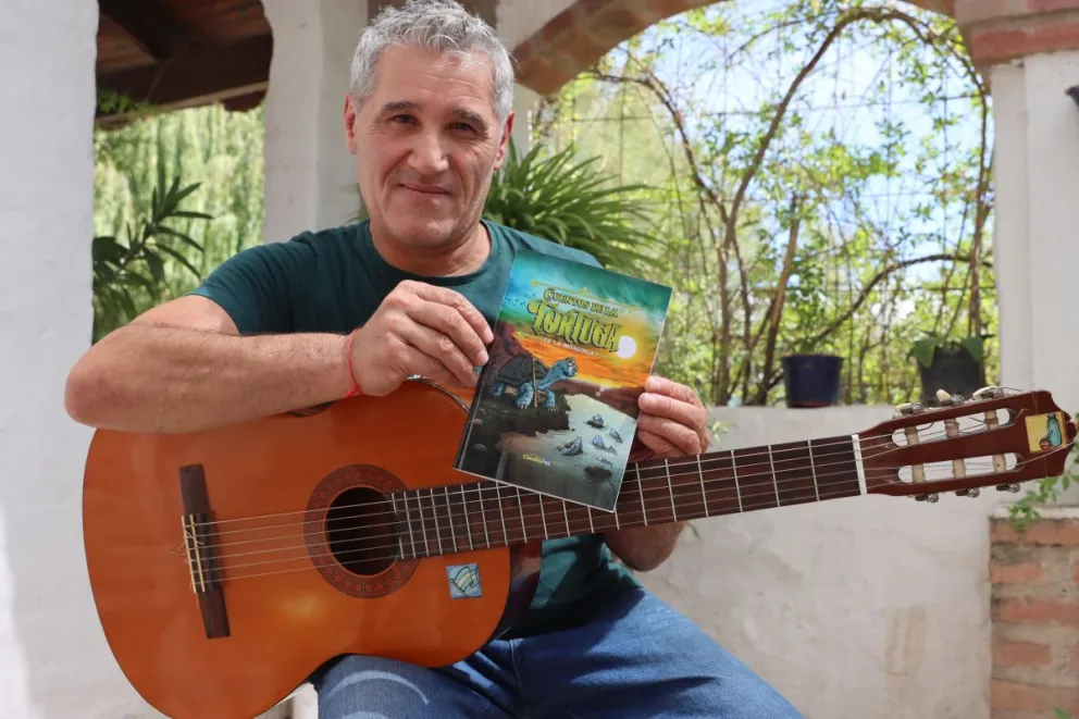 Claudio Paz junto a uno de sus libros infantiles, una propuesta que acerca la fauna, la historia y la identidad patagónica a las aulas de la región. Foto Tania Domenicucci-ANR