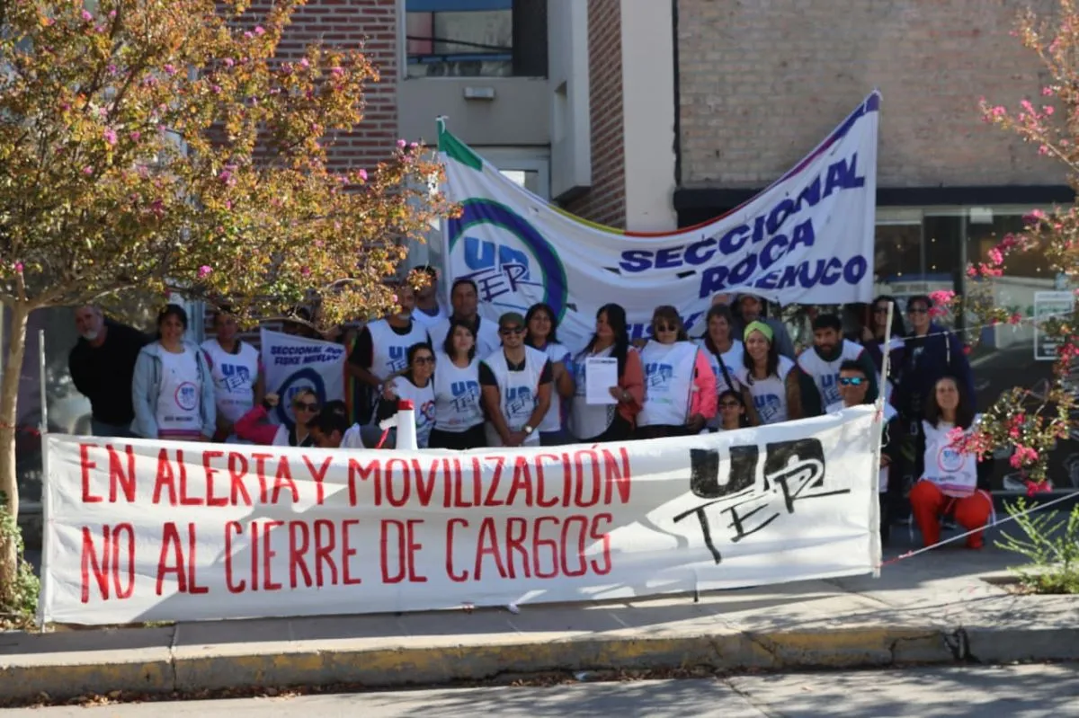 Docentes marcharon en Roca: piden mejoras salariales y reclaman por el ...