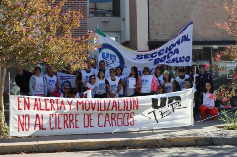 Docentes se movilizaron en el centro de Roca en el marco del paro provincial, reclamando mejoras salariales y condiciones edilicias adecuadas en las escuelas. Foto Tania Domenicucci-ANR