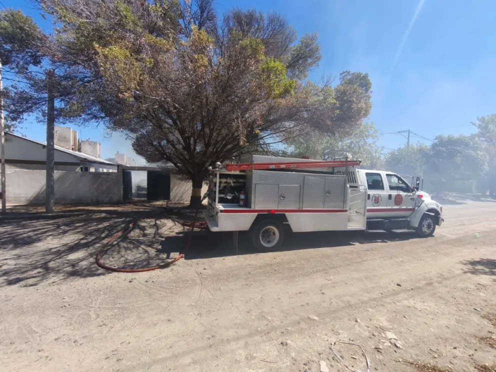 El incendio casi consume una vivienda que estaba al lado del auto estacionado. Foto gentileza Bomberos