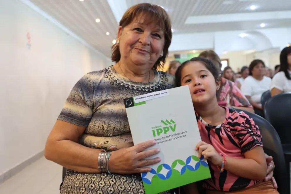 Mirta recibió emocionada la escritura junto a su nieta de cinco años. Foto Tania Domenicucci (ANRoca).