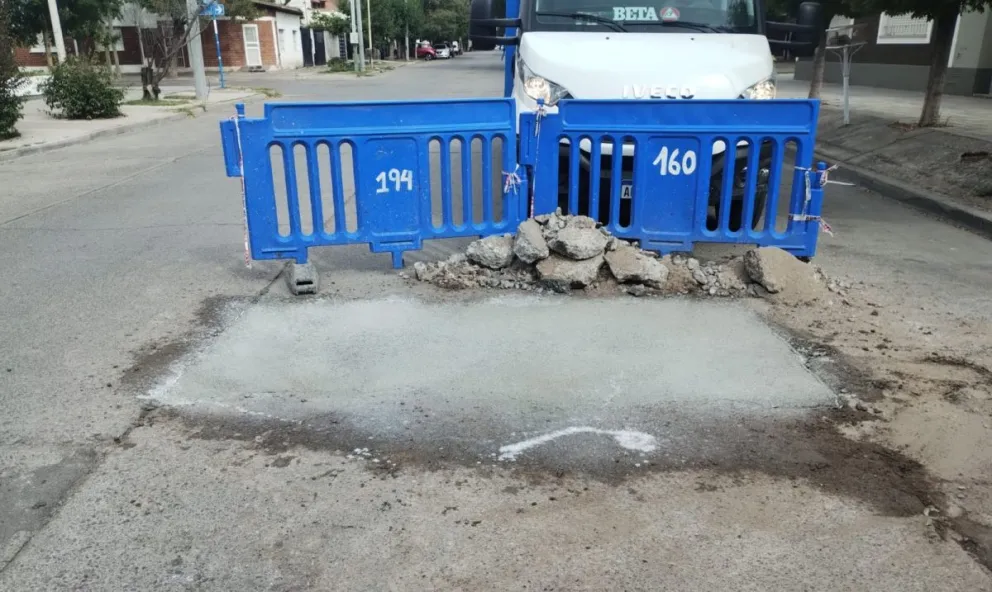 En varios puntos de la ciudad hay vallas sobre las reparaciones. 