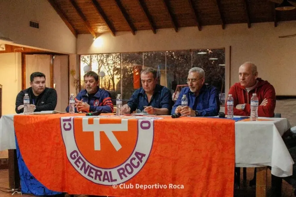 Jorge Escaris junto Fernando Merino, el presidente saliente. Foto archivo
