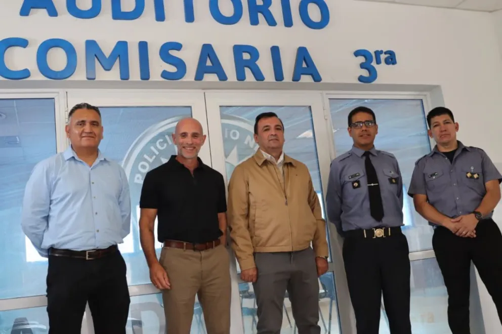 Autoridades provinciales y policiales participaron de la firma del contrato para iniciar la ampliación del Centro de Monitoreo 911 de Roca. Foto: Tania Domenicucci-ANR