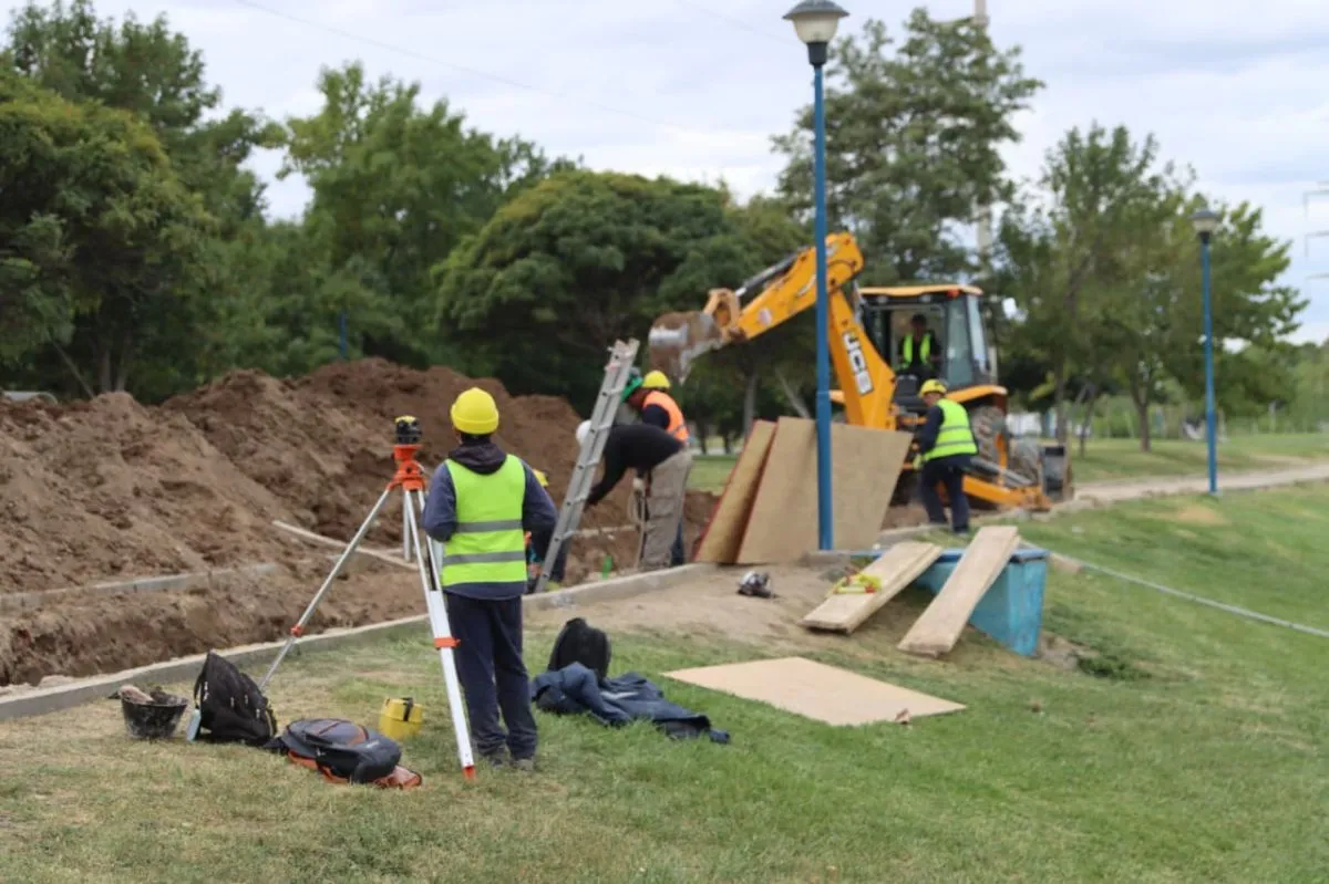 En la zona de Mendoza y Canal Grande se vieron operarios y maquinarias. Foto: Tania Domenicucci