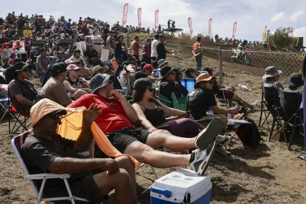 La gente disfruta una jornada histórica para Bariloche. Foto: Eugenia Neme.