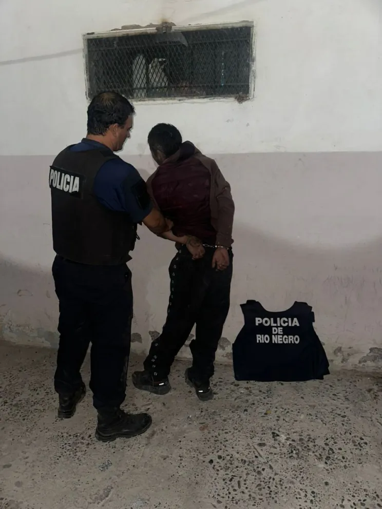 La policía lo vio en el techo, rodeó el lugar y lo atrapó cuando quiso saltar un paredón. (Foto: Gentileza)
