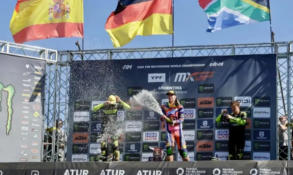 El momento del festejo en el escenario de premiación. (Foto: Eugenia Neme)