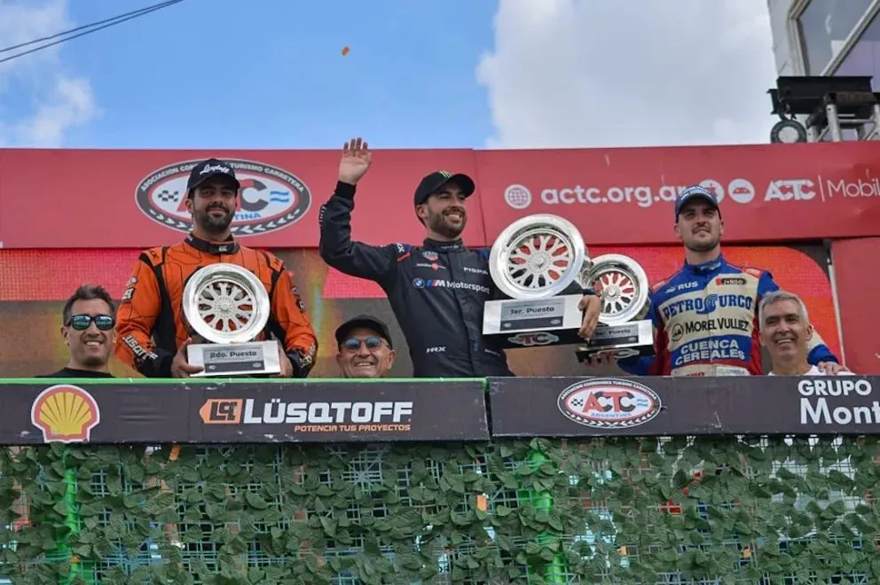 Santero festejó con el público viedmense.