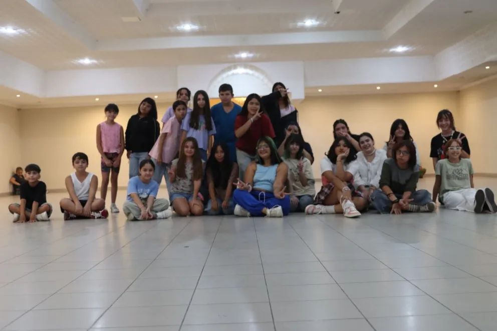 "Nadie se rie de nadie, todos estamos aprendiendo" expresó la profesora de K-pop, invitando a todos los que deseen a comenzar las clases. Foto Tania Domenicucci-ANR