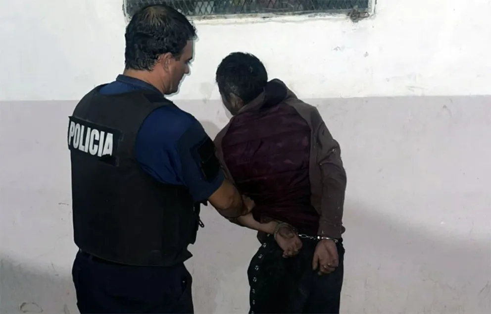 La detención se produjo cerca de la Ruta 22, luego de que detectaran daños en una ventana del comercio.
Foto: Policía de Río Negro