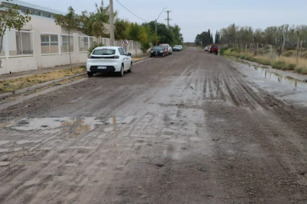 Las calles cercanas al CET 33 quedaron intransitables luego de las lluvias. Foto Tania Domeniccui-ANR
