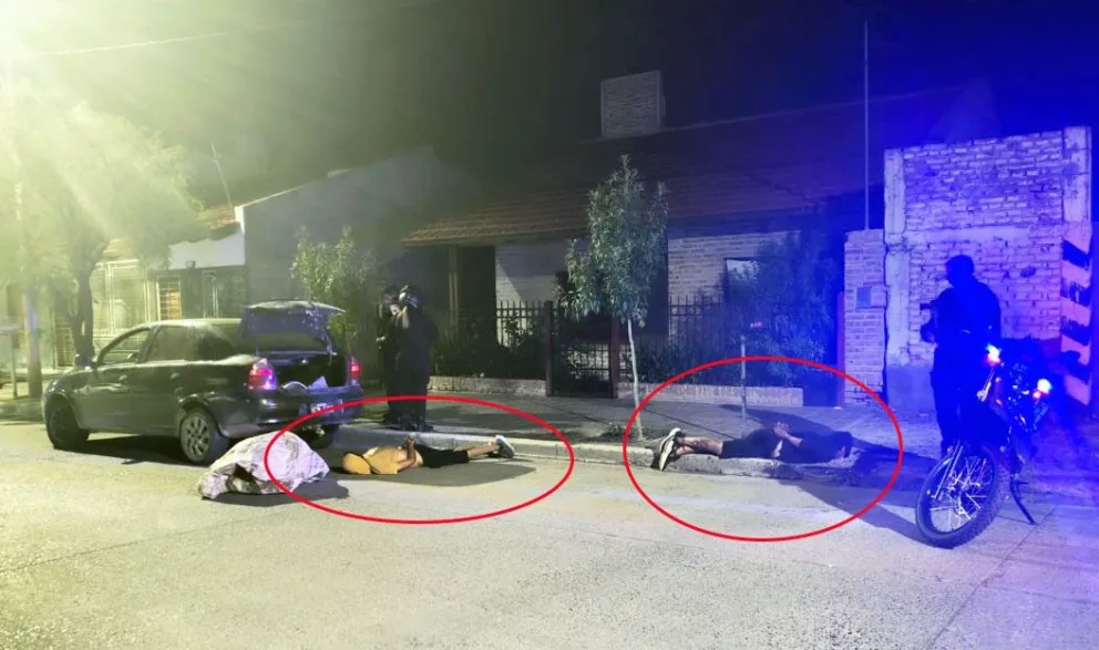Los dos sospechosos fueron reducidos luego de una persecución que incluyó tramos en contramano por el centro de la ciudad. Foto: Policía de Río Negro