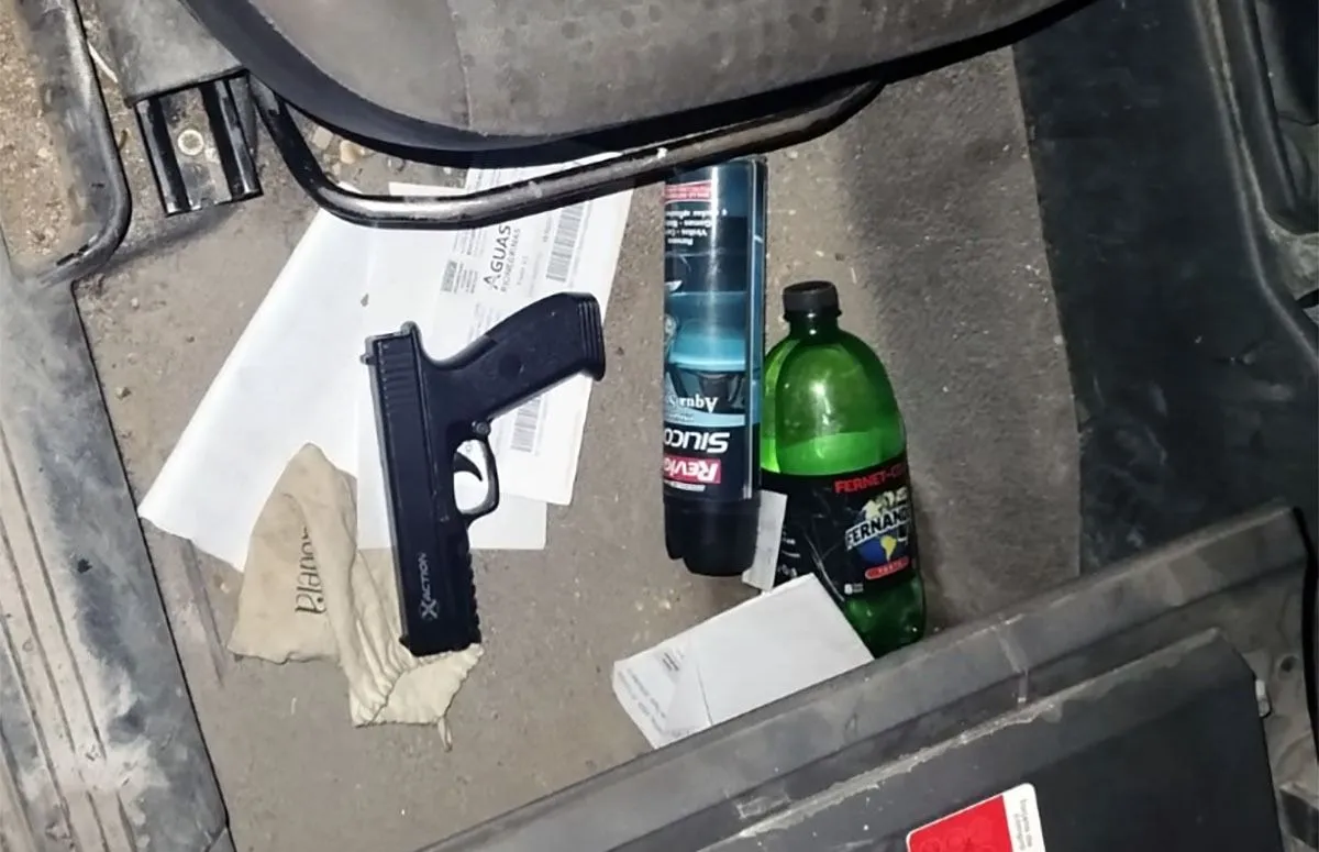 En el auto secuestraron una pistola de aire comprimido, una navaja y prendas denunciadas como robadas horas antes por una joven de Roca. Foto: Polic&iacute;a de R&iacute;o Negro