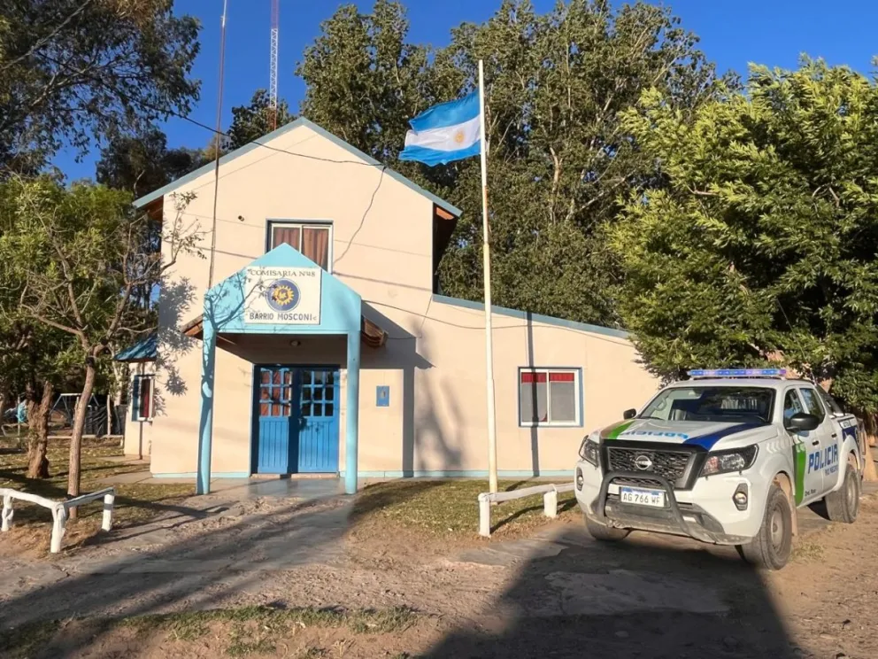 El policía que salvó la vida de la joven pertenece a la comisaria N°48 del Barrio Mosconi, en Roca. Foto cortesía policía de Rio Negro