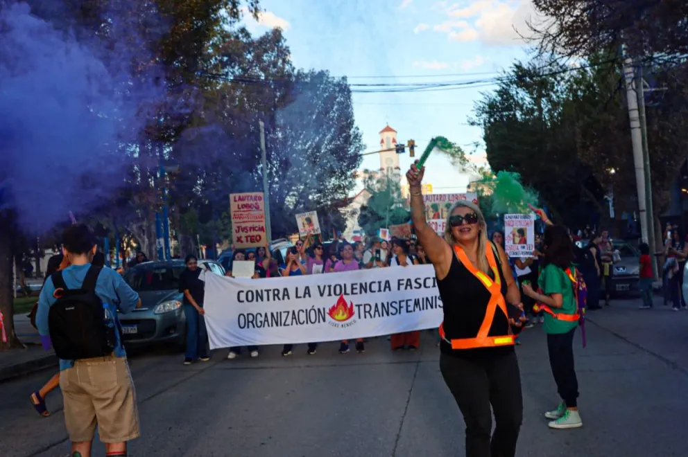 La marcha por el 8M recorrió el centro de Roca con consignas contra la violencia de género y reclamos por derechos.
Foto: Tania Domenicucci-ANR