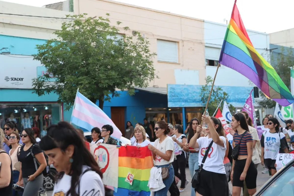 La columna avanz&oacute; por las calles del centro con banderas violetas y verdes, s&iacute;mbolos hist&oacute;ricos de la lucha feminista. Foto: Tania Domenicucci-ANR