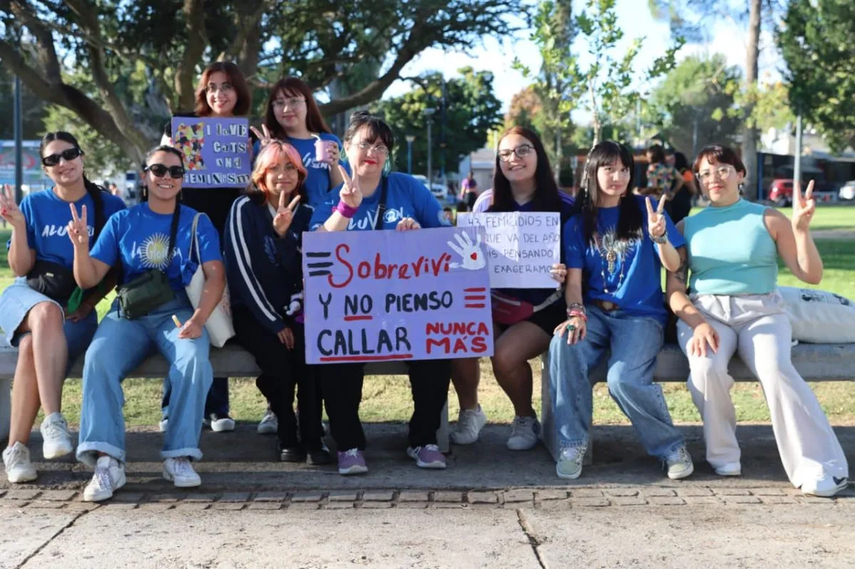 Carteles y banderas acompa&ntilde;aron la movilizaci&oacute;n convocada en el marco del D&iacute;a Internacional de la Mujer. Foto: Tania Domenicucci-ANR