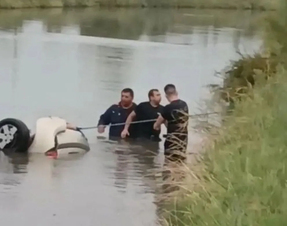 La fiscal Jessica González y personal policial en la Ruta Chica, en la zona del puente Palermiti, donde esta mañana un auto cayó al Canal Principal de Riego. Foto: gentileza