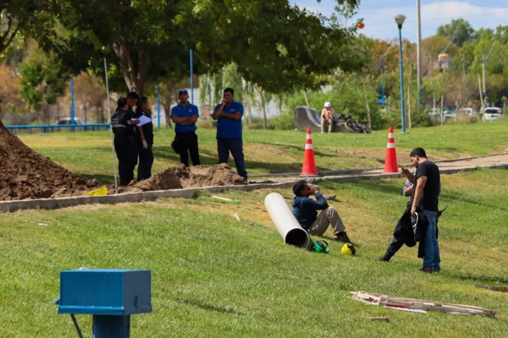 El derrumbe ocurrió en una excavación de la obra cloacal que se ejecuta en la zona de Mendoza y Canal Grande. Foto: Tania Domenicucci-ANR