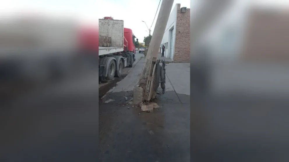 El impacto destruyó una columna de media tensión y dejó sin servicio eléctrico a sectores de Parque San Juan y zonas cercanas. Foto: EdERSA