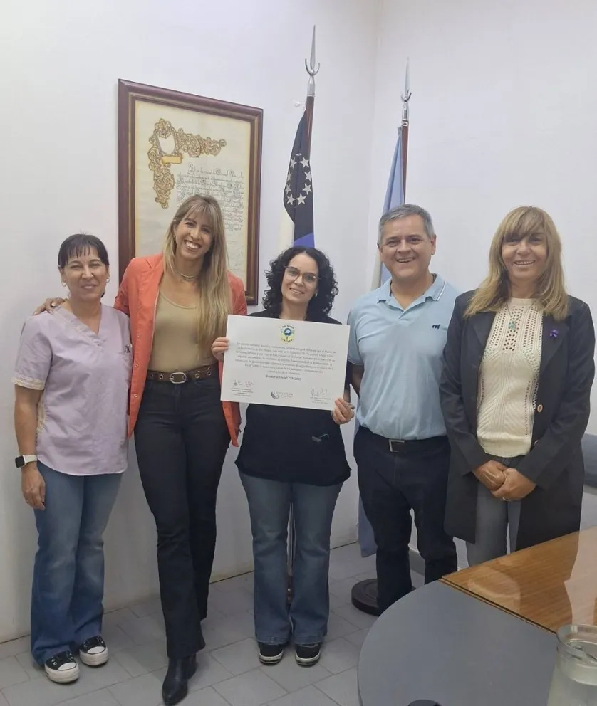 Las referentes e integrantes del Banco de Leche junto a la directora del Hospital recibieron el reconocimiento. 