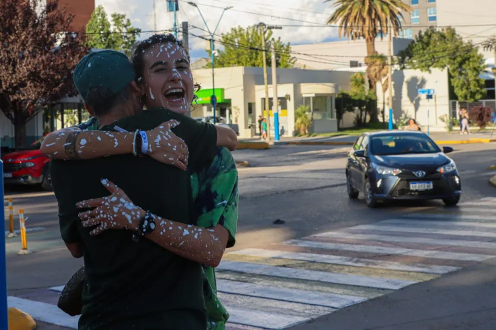 A las 18.20 llegó la reconocida nadadora a la ciudad. Foto Tania Domenicucci 