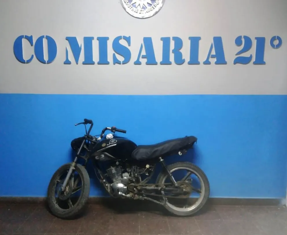 Aunque el vecino quiso ayudar al joven herido por el choque, terminó entregando a personal policial una moto con pedido de captura. Foto cortesía Policía de Rio Negro