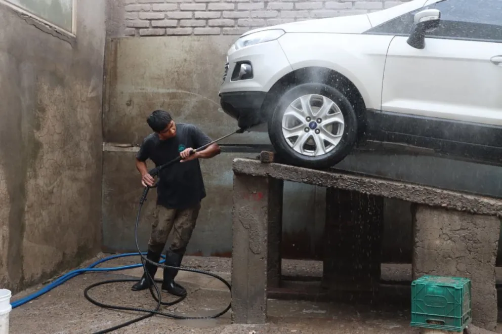 “Nos exigen habilitación, impuestos y hasta estudios del agua, mientras en la calle lavan autos sin controles”, cuestionó la dueña de un lavadero de Roca. Foto Tania Domenicucci-ANR